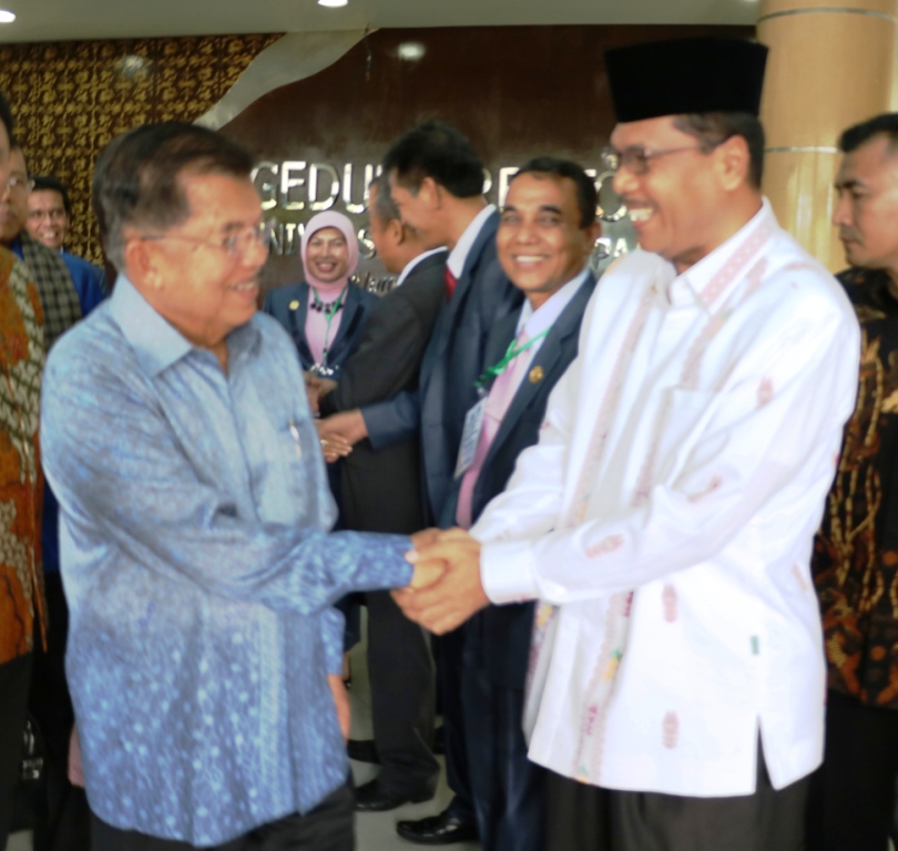 Bupati Limapuluh Kota Irfendi Arbi menyalami Wakil Presiden RI Jusuf Kalla